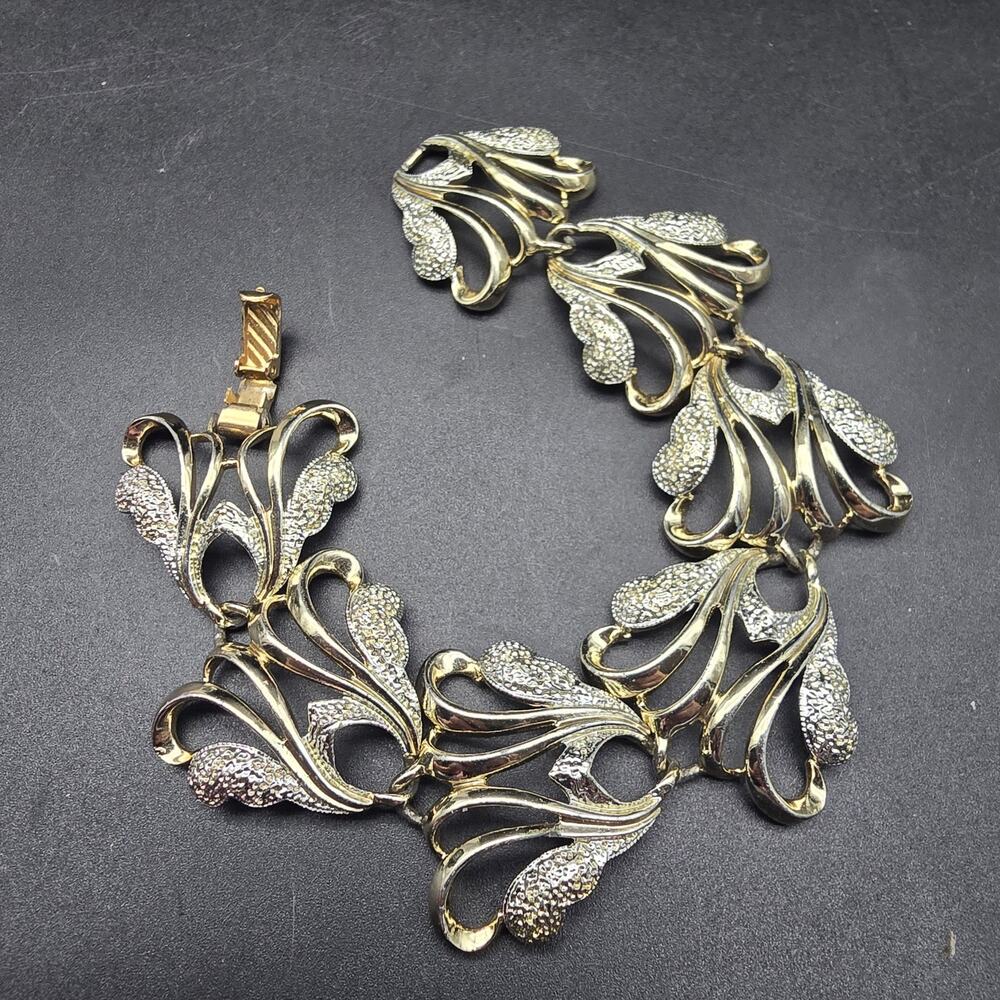 Sarah Coventry Frosted Feather Link Bracelet Silver Tone Vintage Jewelry - Picture 2 of 12